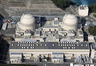 　関西電力大飯原発の３号機（右）、４号機＝２０２５年１１月、福井県おおい町