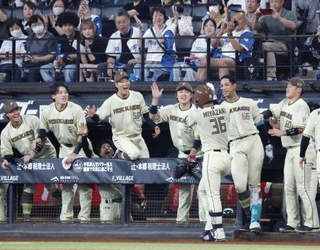 　５回、プロ初本塁打を放った宮崎（３６）を迎える日本ハムナイン＝エスコンフィールド