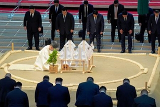 　大相撲名古屋場所が行われるＩＧアリーナで営まれた土俵祭り＝１１日、名古屋市
