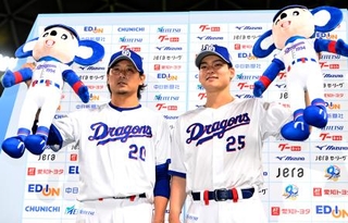 　広島に連勝し、お立ち台でポーズをとる中日・涌井（左）と石川昂＝バンテリンドーム