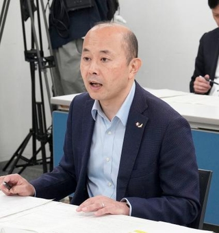 　平和宣言文の起草委員会最終会合で発言する長崎市の鈴木史朗市長＝１１日午前、長崎市