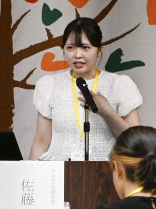 　犯罪被害者団体の交流会で経験を語る佐藤裕菜さん＝１１日午後、仙台市