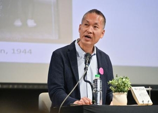 　「虜人日記」について話す小松志行さん＝１１日、マニラ（共同）