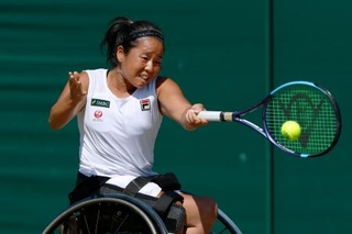 　車いすの部女子シングルス決勝でプレーする上地結衣＝ウィンブルドン（共同）