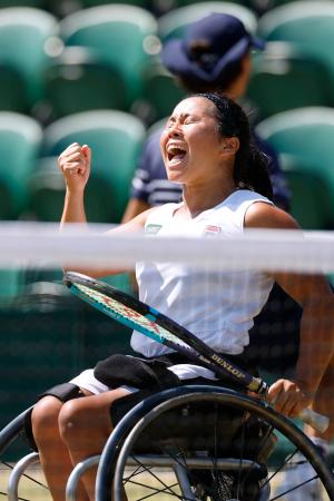 　車いすの部女子シングルスで優勝し雄たけびを上げる上地結衣。「生涯ゴールデンスラム」を達成した＝ウィンブルドン（共同）