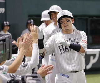 　１回、３ランを放ちナインに迎えられるソフトバンク・牧原大（右手前）＝みずほペイペイドーム