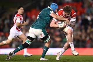 　アイルランド戦でタックルを受けるディアンズ（右）＝ニューカッスル（ＡＡＰ提供・ＡＰ＝共同）