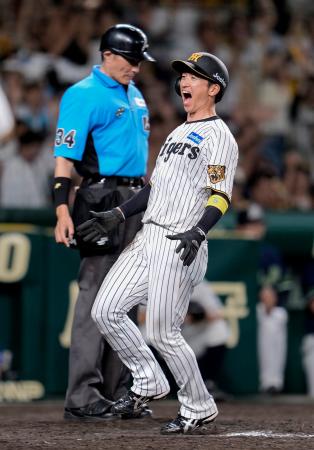 　９回、森下の左前打が後逸を誘って、サヨナラの生還を果たす阪神・近本＝甲子園