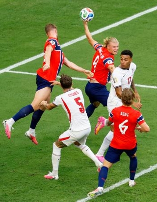 　ノルウェー-イングランド　延長前半、競り合うノルウェーのハーランド（上中央）＝マイアミ（共同）