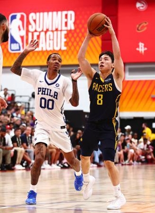 　セブンティシクサーズ戦でプレーするペーサーズ・河村（右）＝ラスベガス（ＮＢＡＥ・ゲッティ＝共同）
