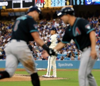 　ダイヤモンドバックス戦の６回、マキャン（手前左）に３ランを浴びたドジャース・山本＝ロサンゼルス（共同）