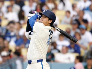 　ダイヤモンドバックス戦の４回、中前打を放つドジャース・大谷＝ロサンゼルス（共同）