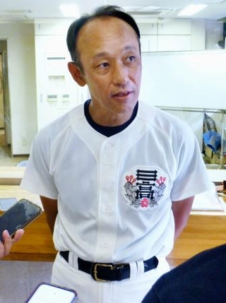 　西東京大会１回戦後、取材に応じる日大三の三木有造監督＝１２日、東京都八王子市
