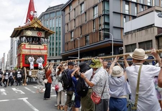 　祇園祭前祭の山鉾巡行を前に行われた函谷鉾の「曳き初め」＝１２日午後、京都市