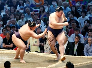 　大の里（右）が押し出しで義ノ富士に敗れる＝ＩＧアリーナ