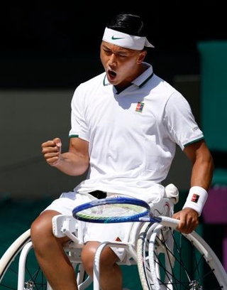 　車いすの部男子シングルス決勝でポイントを奪い、ガッツポーズする小田凱人＝ウィンブルドン（共同）