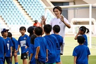 　イベントで小学生と交流するサッカー日本代表の板倉滉＝１２日、福岡・ベスト電器スタジアム