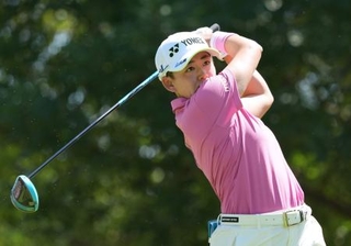 　最終ラウンド、７番でティーショットを放つ岩井明愛。通算１８アンダーで３位＝エビアン・リゾートＧＣ（共同）