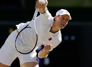 　男子シングルス決勝でプレーするヤニク・シナー＝ウィンブルドン（共同）
