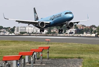 　サッカーＷ杯フランス代表チームを乗せ、米ボストンの空港に到着した航空機＝６月１０日（Ｗｉｎｓｌｏｗ　Ｔｏｗｎｓｏｎ-Ｉｍａｇｎ　Ｉｍａｇｅｓ／ロイター＝共同）