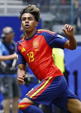 　決勝トーナメント１回戦のオーストリア戦で、ゴールを狙うスペインのヤマル＝ロサンゼルス（共同）