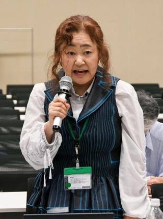　署名を提出し、環境省の担当者と話す市民団体の長岡ゆりこ代表＝１３日午後、環境省