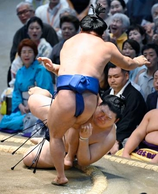 　大の里が突き落としで藤ノ川に敗れる＝ＩＧアリーナ