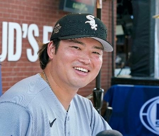 　オールスター戦の前日、笑顔で取材に応じるホワイトソックス・村上＝フィラデルフィア（共同）
