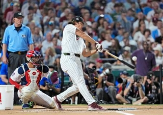 　米大リーグ、オールスター戦前日恒例の本塁打競争に出場したホワイトソックス・村上宗隆＝１３日、フィラデルフィア（共同）