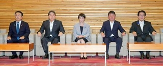 　閣議に臨む高市首相（中央）ら＝１４日午前、首相官邸