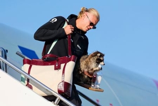 　オスロ空港に帰国し、アライグマの置物を抱えて降機するノルウェーのハーランド＝１３日（Ｊａｎ　Ｌａｎｇｈａｕｇ／ＮＴＢ　Ｓｃａｎｐｉｘ提供・ＡＰ＝共同）