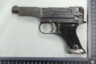 　九四式自動装填式拳銃（島根県警提供）