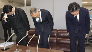 　６月、記者会見で謝罪する社会福祉法人北海道共同募金会の会長（中央）ら＝札幌市