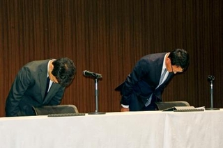 　記者会見で謝罪する日本郵便の砂孝治執行役員（右）ら＝１４日午後、東京都千代田区