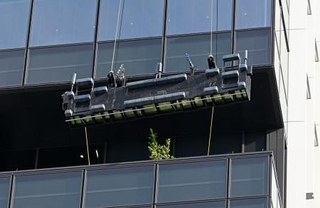 　高層ビル「ザ・ランドマーク名古屋栄」で動かなくなった清掃用のゴンドラ＝１４日午後４時５６分、名古屋市中区