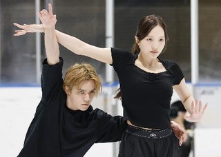 　練習を公開したアイスダンスの本田真凜（右）、宇野昌磨組＝東京辰巳アイスアリーナ