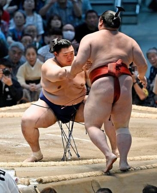 　大の里が押し出しで隆の勝を下す＝ＩＧアリーナ