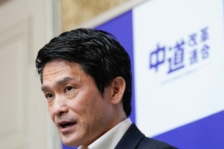　記者会見する中道改革連合の小川代表＝１４日午後、国会