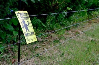 　山本光雄さん宅に設置された、クマの侵入を防ぐ電気柵＝７月、岩手県雫石町