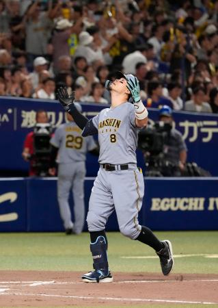 　８回、３ランを放ち、本塁に向かう阪神・佐藤＝バンテリンドーム