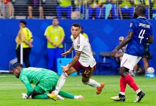 　フランス-スペイン　後半、チーム２点目のゴールを決め駆け出すスペインのポロ（中央）＝ダラス（共同）