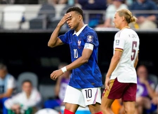 　フランス-スペイン　後半、ＦＫを外し悔しがるフランスのエムバペ（左）＝ダラス（共同）