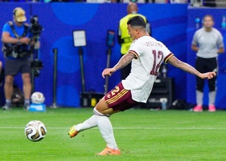 　フランス-スペイン　後半、チーム２点目のゴールを決めるスペインのポロ＝ダラス（共同）