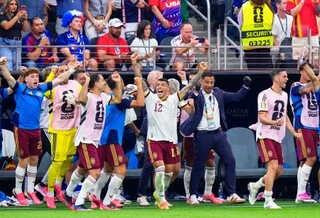 　フランスに勝利しガッツポーズするポロ（１２）らスペインの選手たち＝ダラス（共同）