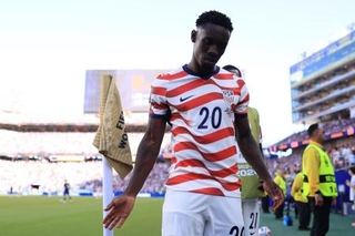 　サッカーＷ杯決勝トーナメント１回戦のボスニア・ヘルツェゴビナ戦で、退場処分を受けた米国のバログン＝１日、サンフランシスコ（ＦＩＦＡ提供・ゲッティ＝共同）