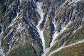 　氷河と確認された、長野県白馬村の白馬沢雪渓（中央の谷の上部）＝２０１８年１０月（奈良間研究室提供）