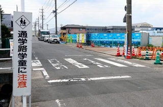 　登校中の小学１年の女児がはねられ、死亡する事故があった横断歩道＝１５日午後、愛知県小牧市