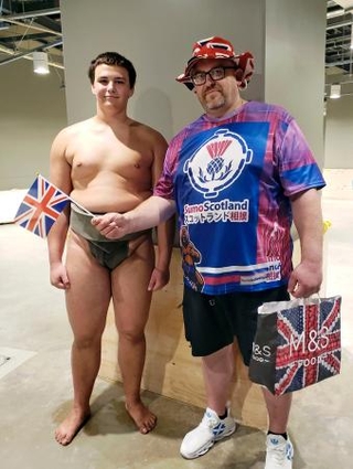 　父ジョージ・ジルキンさんと写真に納まる英国出身の栄誠＝ＩＧアリーナ