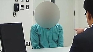 　田渕大輔検事による取り調べ映像の一場面（山岸忍氏の弁護団提供、人物の顔にぼかし加工がされています）