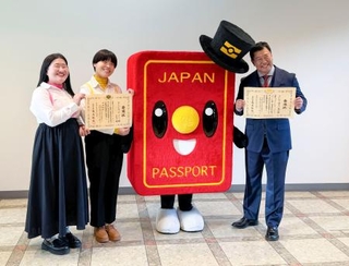 とにかく明るい安村さん広報担当|全国海外|神戸新聞NEXT